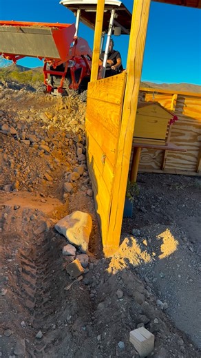 Just another day in the desert, and nature came with the sparkle turned up. This Desert Spiny Lizard is a native here, tough as the terrain but stunning in the right light. They’re quick, clever, and totally unbothered by the heat most creatures can’t handle. The desert might seem empty to some — but out here, it’s full of hidden gems. 💎🌵🦎 #DesertSpinyLizard #ArizonaWildlife #offgrid #WildArizona #NatureInTheDesert #BackyardWildlife #DesertVibes #ReptileWatch #LizardLove #OffGridLife #Wildlif
