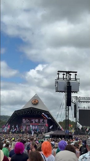 Kaiser Chiefs perform Ruby at Glastonbury