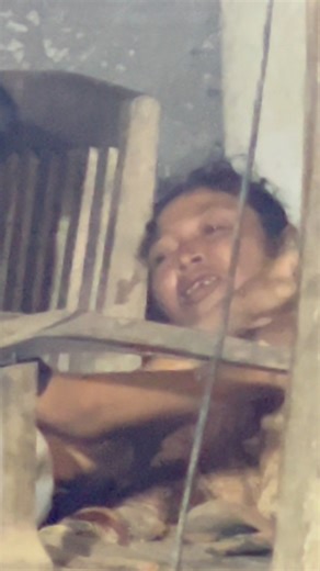 Ini jadi salahsatu “frame” MEMILUKAN yg pernah saya rekam. Ibu dan Kakak lunglai, lemas, mendekap j4s4dd korban R. (Remaja yg meninggal karena ledakan mercon) di rumahnya sendiri, saat bulan suci Ramadan. Smoga sang Ibu diberi ketabahan kehilangan anak tercinta dg cara tr4gis. | Hendras Abu Raka