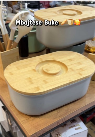 Mbajtëse Buke – Dizajn Elegant me Kapak Druri 🥖🍞 Mbaje bukën gjithmonë të freskët dhe të ngrohtë me këtë mbajtëse buke me dizajn fin dhe modern që përshtatet bukur në çdo kuzhinë. ✔️ Kapak druri me dizajn elegant ✔️ Mban deri në 2 bukë normale ✔️ Ndihmon në ruajtjen e bukës më të freskët dhe të butë ✔️ Material cilësor dhe shumë praktik për përdorim të përditshëm ✔️ Dekor perfekt për kuzhinën tuaj 💰 Cmimi: 1900 Lekë 📩 Për porosi na kontaktoni në inbox. #mbajtesebuke #buka #gatimet #bread