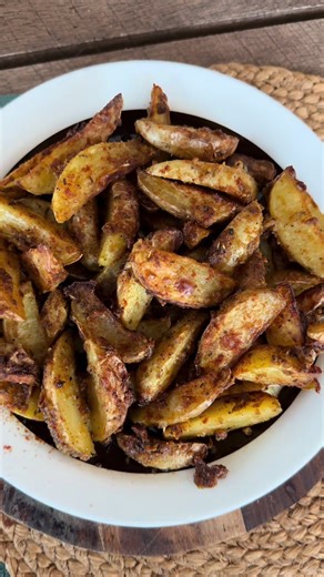 Réponse à @Ndeya-Narr Pomme de terre accompagnement meilleur pour le ramadan et l’Aïd Ingrédients: 4 grosses pommes de terre 1 cuillère à café paprika 1 cuillère à café ail en poudre 1 pincée muscade 1 pincée poivre 1 pincée gingembre en poudre 1 cuillère à café herbes de Provence 1 cuillère à soupe farine 1 cuillère à soupe chapelure 1 cuillère à soupe huile d’olive 1 cuillère à café jus de citron sel. #ramadan #korite2026 #tiktokfood #recettefacile #cuisinesenegalaise🇸🇳🇸🇳