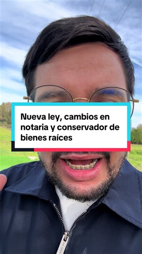 La Ley N° 21.772 moderniza el sistema inmobiliario chileno al establecer la remisión electrónica obligatoria de escrituras al Conservador, exigir mayor detalle en las inscripciones y fijar una edad máxima de jubilación de 75 años para notarios y conservadores, eliminando los cargos vitalicios. Asimismo, faculta al Ministerio de Justicia para fijar tarifas máximas reguladas y otorga al SERNAC competencias para fiscalizar y recibir reclamos de los usuarios. #nuevaley#conservadordebienesraíced#nota