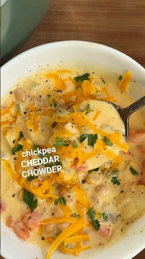 I could eat this chickpea cheddar chowder every night 🤤