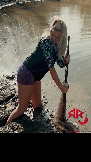 Lost her Flip Flop #mud #girlfishing #netfishing #redneckgirl #seine #seinenet #outdoorfun #stuckinmud #indiana #riverfun #river #wabashiki #fyp