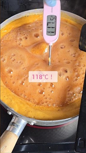 【旬なのであんずジャム作ってみた！豆(杏仁)出ちゃってるよ！】こんにちは❗ばらのお菓子屋ベッカーフジワラです🌹実を入れる前にしっかり煮詰めないとシャバシャバ#パティシエ #あんず #お菓子作り