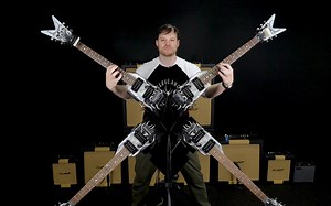 无影手Angelo 最新采访 双头琴 四头琴亮相 4分28秒~他家里摆放着吉他中国的海报~~