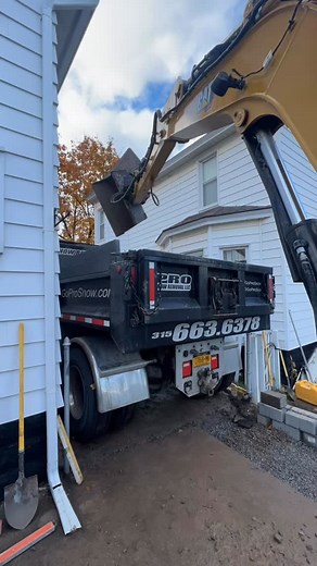 🚀 ROTOTILT MAGIC — THE PINCHERS EDITION 🚀 If you know… you know. These pinchers turn our excavator into a straight-up Swiss Army knife on tracks. 👀🔥 Grab debris? Yup. Move logs? Easy. Snag that one annoying chunk you don’t feel like chasing around the site? Say less. And the best part? We never even leave the cab. Bucket on, attachment running, pinchers doing their thing — all in one smooth motion. It’s wild how much time this saves… but honestly it’s just fun to watch. 🎥 Check out the clip