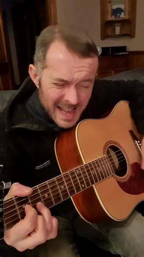 I'm running out of different songs to share. So here's a clip of an impromptu rendition of 'A Bell Will Ring' by Oasis, taken from tonight's rehearsal. Peas and lumps one and all! ✌️