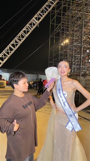 Trả lời "phỏng vấn" của "phóng viên" cô Wendy Nguyen ngay khi nhận 2 giải thưởng Người đẹp tri thức và Người đẹp truyền thông. Dưng mà lần sau cô hỏi câu nào khó khó được không, chứ dễ thế này lại bảo cháu biết câu hỏi trước và học thuộc thì ... quê lắm @@@ Luôn yêu Bắc Bling - quê hương thứ 2 của con. | Hai Bui