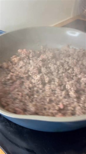 Chilli Con Carne 🔥 Serves: 4 | Prep time: 15 mins | Cook time: 1 hour 15 mins Ingredients For the Chilli: * 500g beef mince * 1 large onion, finely chopped * 2 red peppers, diced * 3 garlic cloves, minced * 1 whole red chilli (left whole to simmer) * 2 bay leaves * 1 tbsp chilli powder * 1 tsp ground cumin * 1 tsp dried oregano * 2 tbsp tomato paste * 1 tin (400g) chopped tomatoes * 250ml chicken stock * Olive oil * Salt and black pepper to taste For the Pico de Gallo: * 2 ripe tomatoes, finely