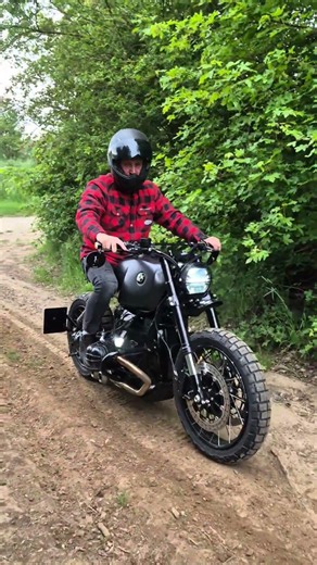 BRÜCKNER MANUFAKTUR. BMW R100R SCRAMBLER. Ab ins Gelände. #bikelife#motorcycle #BMWR100R #SCRAMBLER