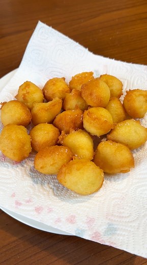 Creamy, crispy, and totally irresistible 🤤 These ricotta fritters bring the golden crunch and gooey cheese pull dreams are made of! 🧀✨ Bite-sized bliss in every crunch 💛 Cooking with Bello Ingredients: 1 1/4 cups ricotta (300g) 2 eggs 1/2 cup grated cheese (60g) 1 cup all-purpose flour (120g) 2 teaspoons baking powder (10g) Salt, to taste 8 1/2 cups oil for frying (2 liters) In a food processor, blend the ricotta with the eggs, grated cheese, flour, and baking powder until smooth. Heat oil in