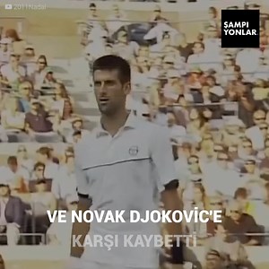 154K views · 228 reactions | Rafa Nadal, bir basın toplantısında soruları yanıtlarken, bacaklarında korkunç bir ağrı hissetmeye başladı. Acı o kadar şiddetliydi ki, fizyoterapistini istedi ve yardım alamadan oturduğu yerden düştü. Rafa, zorlu bir maç olan 2011 US Open’da David Nalbandian'ı yenmişti. Neyse ki, sonunda gülüyordu. | Şampiyonlar | Facebook