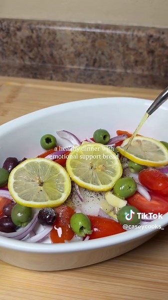 One Dish Fish Dinner white fish, olive oil, cherry tomatoes, garlic, onions, olives, champagne vinegar, lemon slices, s&p, herbes de provence, bread for dipping. that’s it, bon appetit!✨