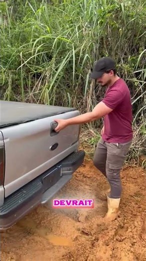 Cet gars trouve une astuce très intelligente et simple pour sauver sa voiture de la boue.