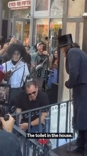 Johnny Depp Roasts Edward Scissorhands Cosplayer at Comic-Con 😂