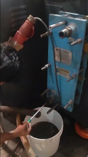 Injection moulding machine operator job || injection moulding machine maintenance #hardwork