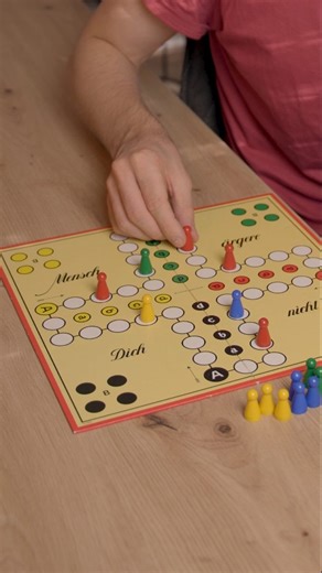🎲😜 Mensch ärgere dich nicht mal anders🎲😂 Das passiert wenn du ein klassisches #spiel wie #menschärgeredichnicht mit neuen Regeln spielst!👍🏻🤩 #brettspiele #boardgames #brettspielempfehlungen #spielemuffel #menschaergedichnicht | CineXroom
