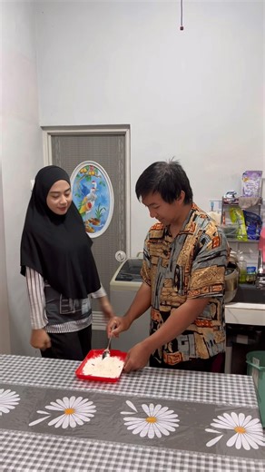 Failed to make this cake #comedy #funny #laugh #couple