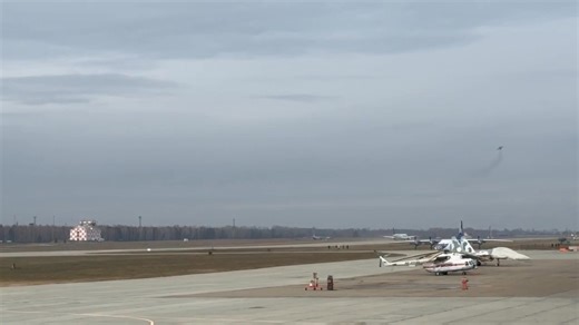 79K views · 1.2K reactions | ✈️ - Avionul rusesc MS-21, cu piese complet produse intern (în cadrul procesului de substituire a importurilor) a decolat și a aterizat astăzi dimineața în cadrul unui zbor de testare pe aerodromul uzinei de aviație din Irkutsk, a anunțat Ministerul Industriei și Comerțului al Rusiei. ➡️ - Avionul a testat noile sisteme și noile motoare PD-14 care sunt proiectate și produse de inginerii ruși. | Info fresh | Facebook