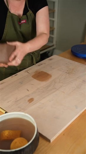 I love this technique for making altered oval pots! These three little dishes are gonna be used to organize my throwing ribs and other tools I keep on my studio tool cart #clay #pottery #potterylife #smallbu~ | Twistedclay