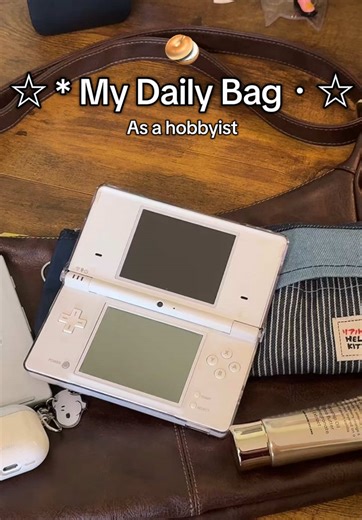 I love my new Ereader btw I take it everywhere!! #fyp #whatsinmybag #aesthetic #ereader #xteinkx4