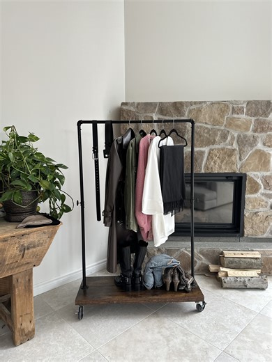 Jojo vous propose 3 looks avec notre nouvelle robe Murphy. Sa teinte classique permet une multitude d'agencements pour vous accompagner dans vos différentes occasions. Lequel de ces looks vous inspire le plus? 🤍 Magasinez les nouveautés de la semaine par ici : https://bit.ly/41ZMvnW #JOELLE #JOELLECollection #Inspirations | Joelle Collection