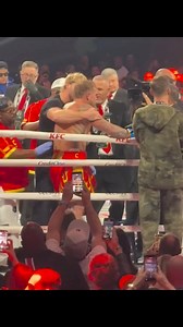 LOGAN PAUL holds Jake Paul up after getting knocked out! 👀 #LoganPaul #JakePaul #PaulJoshua | Australian Boxing Central