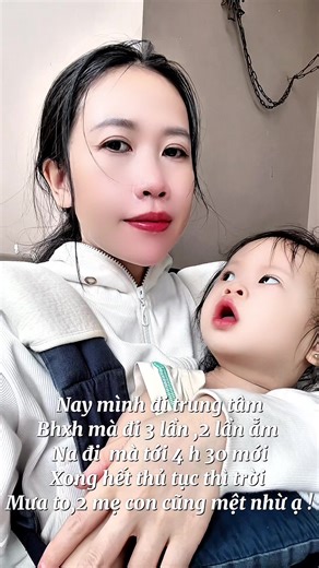 Sáng mình địu Na đi lên trung tâm bhxh rồi hẹn chiều ,mình ghi hồ sơ xong rồi chở Na về,mình tưởng đi lên làm nhanh vì ghi giấy tờ xong rồi, để Na ngủ trưa ở nhà mình chạy lên ngồi đợi lâu quá lại nhờ chú bv giúp rồi chạy về ,hên mình vừa mở cửa là Na vừa thức mình cho Na ăn cháo rồi địu na chạy lên đợi quét app chụp hình ,lăn tay.. xong là 4h30 trời mưa ,đợi bớt mưa thì 2 mẹ con mặc áo mưa chạy về ,là hết ngày hôm nay ,mình không có clip chia sẻ là vậy đó ạ !#mehana #embedangyeu #xuhuong