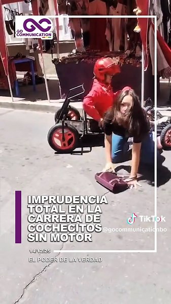 🛴Carrera de cochecitos sin motor en Sucre registra escena de imprudencia cuando joven espectadora ingresa a pista durante competencia🚸⚠️ #imprudencia #cochecito #sucre #sucrebolivia🇧🇴 #bolivia
