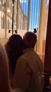 「LV 王子」Felix @Yong.Lixx 與 Lisa @Lalalalisa_m 在 @LouisVuitton 2026 春夏系列時裝展親密自拍！兩位品牌大使分別以白色皮革造型與粉色針織造型亮相前排，詮釋品牌經典美學。 “LV prince” Felix and Lisa share a playful selfie at the Louis Vuitton Spring/Summer 2026 show. The two House ambassadors showcase grace the front row in two distinctly LV looks: Felix in a cropped white leather jacket and Lisa in a charming knitted ensemble. Video courtesy of @styledumonde and @VogueJapan #voguehkcelebrity | Vogue Hong Kong