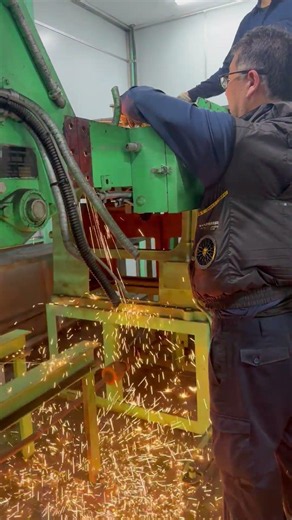 廃棄する機械を溶断する作業