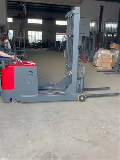 Station-driving forward-moving electric stacker, AC motors are maintenance-free. #electricforklift #palletstacker #warehouseefficiency #transporttruck #newnewtonforklift