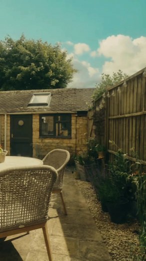 ✨ Elm Cottage ✨⁠ 📍Moreton-in-Marsh, Gloucestershire (ref. 1176623) Elm Cottage is a delightful retreat nestled in the heart of the Cotswolds Area of Outstanding Natural Beauty, in the charming market town of Moreton-in-Marsh, Gloucestershire. With convenient roadside parking, a welcoming woodburning stove, and space for two well-behaved dogs, it’s an ideal choice for families or friends looking to enjoy a classic countryside break. Key features include:⁠ ➡️ 5 Guests⁠ ➡️ 3 Bedrooms ➡️ 1 Bathroom