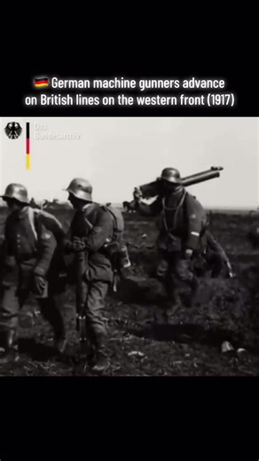 🇩🇪 Note that soldiers have the machine gun sleeve badge on their arm. #ww1 #history