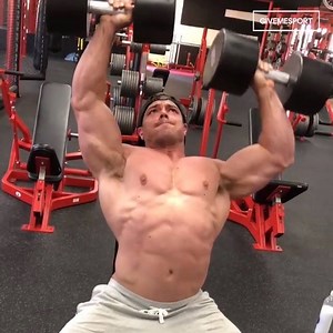 150Ib dumbells, this is unreal Strength. Credit: Insta/@bradcastleberry | GiveMeSport