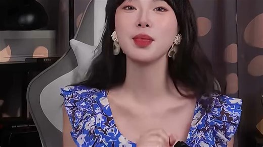 七彩虹笔记本电脑，外观时尚大气，画面清晰流畅，运行稳定高效。性能强劲散热好，轻薄便携适合办公学习，游戏娱乐无压力，带来畅快使用体验。