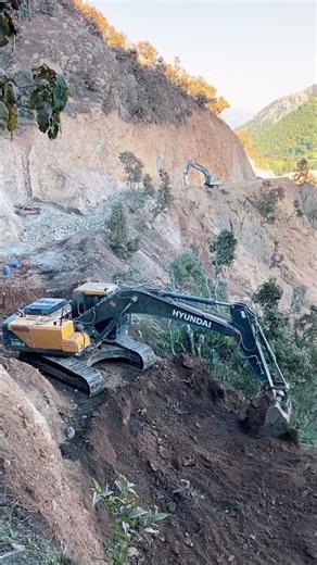 Extreme Mountain Road Construction! Excavator at the World’s Most Dangerous Site