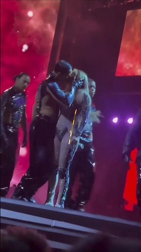 Jennifer Lopez’s On-Stage Kiss STUNS the Audience!#jenniferlopez#stage#audience#americanmusicawards