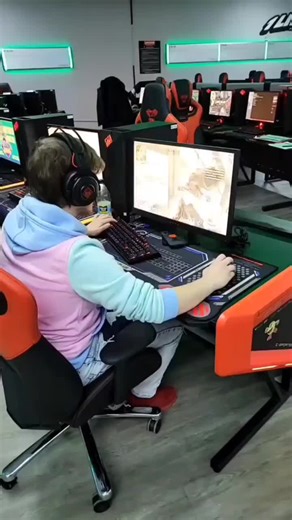 Like...literally! The athletics of gaming on display at 1Life2Play! #gaming #videogames #apexlegends #apex #pcgaming #lancenter #1life2play #athletic