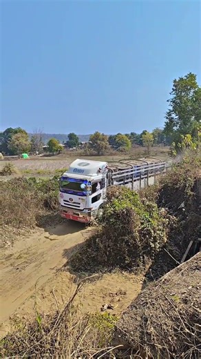 Heart Stopping Moment! Truck Almost Falls Off Cliff 😳#offroad #truck #JCBvideo #viral #tractor #jcb