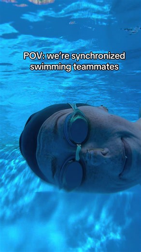 In case you’ve ever wondered how synchronized swimmers communicate underwater 🗣️ #synchronizedswimming #swimming