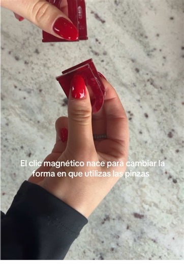 El clic magnético nace para cambiar la forma en la que utilizas las pinzas de pelo. El Clic magnético de Amarm es plano no molesta y puedes utilizarlo a diario incluso en esas actividades de entrenamiento Si te parece útil, comenta, guárdala o compartela. Me ayudas muchísimo #pinza #pelo #peinado #tendencia #Viral #2026 #cabello #mujeres #bellezatips #peinados #amigas #parati #paratiliii #paratiktok