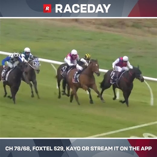 It's a grandstand finish at Morphettville Parks! 📸 Left Turn Clyde storms home from a long way back to get across the line first for his second win this season 💪 @mattLchadwixk | Racing.com