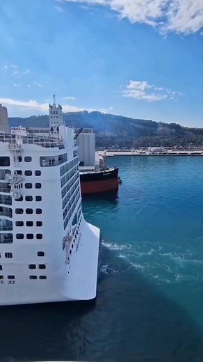 NORWEGIAN EPIC será el crucero más grande y más completo en entretenimiento zarpando desde la bahía de San Juan, Puerto Rico esta temporada 2025/2026. Así mismo, Norwegian Cruise Line es la naviera más comprometida con Puerto Rico, ya que a parte de tener aquí un crucero de mayor capacidad de pasajeros, la próxima temporada tendremos el Norwegian Prima que es un barco relativamente nuevo, digo para los que se dejan llevar por si es nuevo o no. Para mí eso no es lo importante. Pero, Norwegian Cru