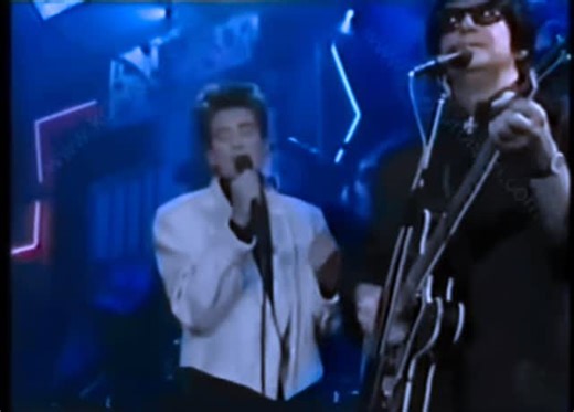 Happy birthday, k.d. lang! Here’s a clip of k.d. and Roy singing “Crying” on Top of the Pops in 1988 | Roy Orbison