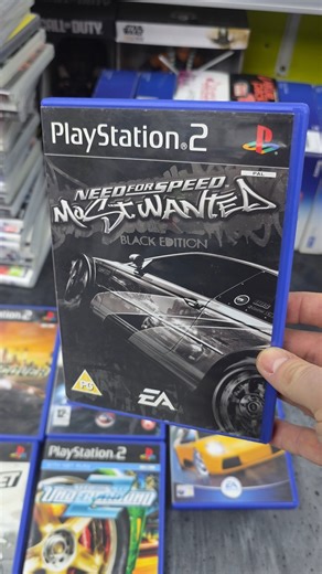 🧐 Czy da się zamienić kilkanaście gier z #ps2 albo #ps3 na nowiutką konsolę #PS5 PRO? 😍 No pewnie że się da, tylko trzeba wiedzieć, gdzie 😍 mała podpowiedź w filmie 😎 Dzisiaj goszczę Sebastiana, który targał do mnie 120 km w jedną stronę, żeby pozbyć się swojej kolekcji #playstation a zabrać ode mnie ps piątkę PRO. Powiecie, że chyba oszalałem (to samo słyszę od szefa jak widzi moje wymiany w sklepie) ale ja naprawdę kocham #retro i dla takich perełek jak Most Wanted w edycji Black na PS2 je