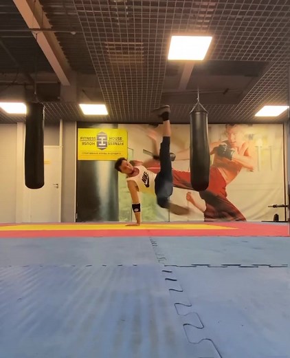 Брейкер в спорт зале😎 #breakdance #dance #acrobatics #dansing #брейкданс