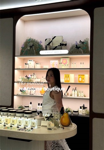 Loved finding out that each bottle is crafted using the extract of one pear👀🤍✨ Also the new store concept is absolutely pleasing to the eye #JoMaloneLondonID #EnglishPear