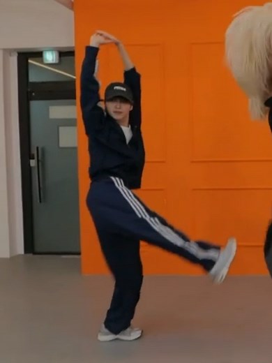 #1 pingpongz enjoyer 🏓 (@pingpongjeu) - Mastering Voguing Dance with Hyeongjun from CRAVITY